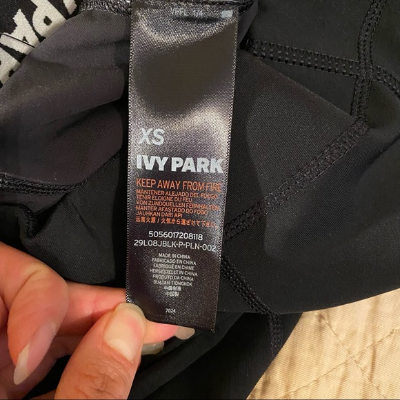 NWT IVY PARK Mid Rise 3/4 Length Legging Sz XS - Picture 7 of 12